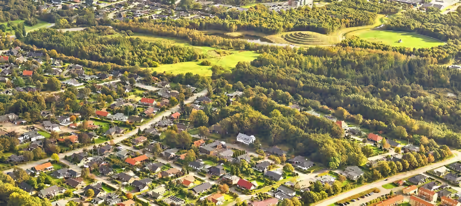 Luftfoto over Ravnsbjerg og området omkring Gjellerup Enge